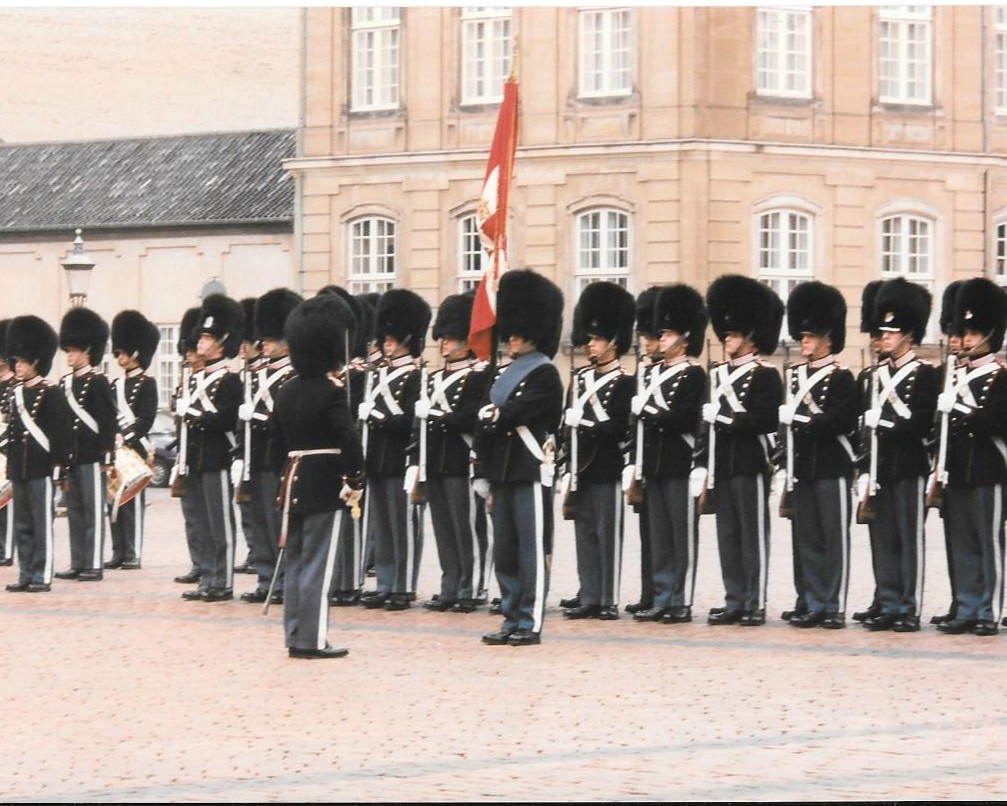 Mads Sebbelov med fanen på Amalienborg slotplads 28.marts 1998
